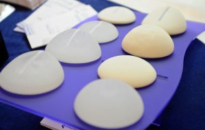 Powiększanie biustu Gdańsk piersi implantem operacje plastyczne Sopot Trójmiasto, Pomorskie
